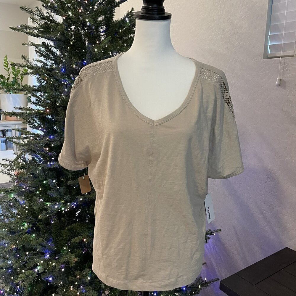 SONOMA TAN VNECK TOP WITH CROCHET CUTOUT DESIGN IN SIZE MED - NWT (489)